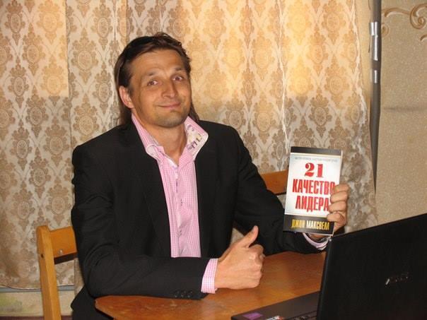 Libro debate: Las 21 cualidades indispenzables de un lider. Autor: John C. Maxwell. 