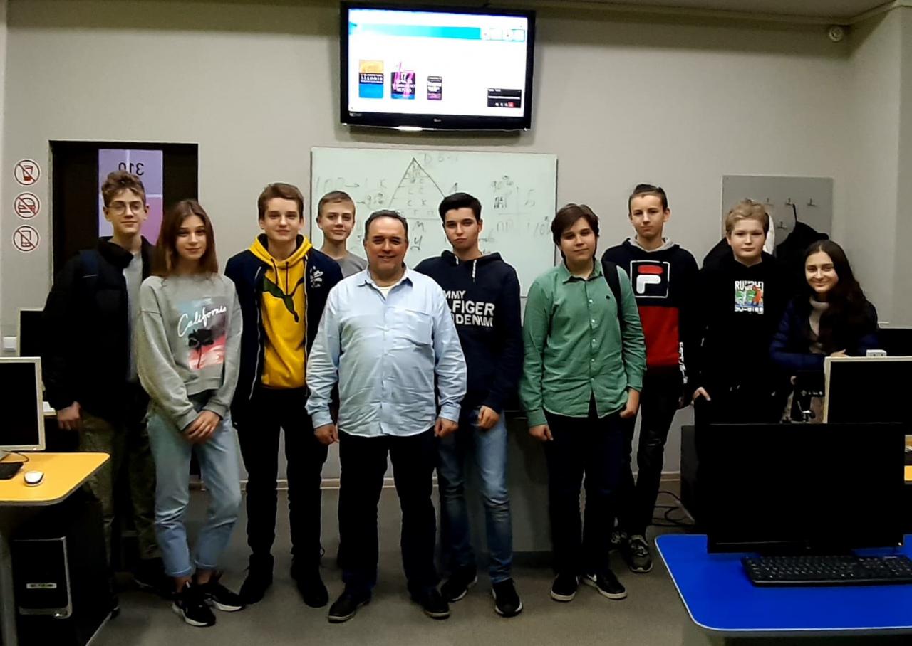 34-год. груповий курс: Ти вже знаєш, як почати створювати свій маленький бізнес на основі читання та глибокого знання лише однієї книги на тему бізнесу та інвестицій? Для дітей 9 класу. Іспанською.