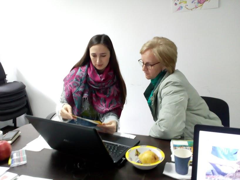 Crea tu escuela de idioma español para mujeres mayores.