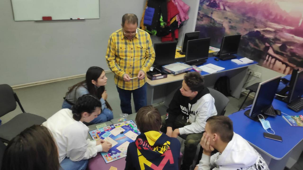 Curso grupal de 70h: Curso anual, presencial, de idioma español "Monopolio". Para niñas y niños, de habla ucraniana, de 8 grado. Nivel A1, de comunicación verbal. Una clase semanal, de 1:50 horas de duración.