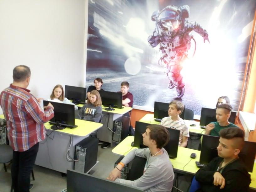 Curso grupal de 70h: Curso anual, presencial, de idioma español "Monopolio". Para niñas y niños, de habla ucraniana, de 10 grado. Nivel A1, de comunicación verbal. Una clase semanal, de 1:50 horas de duración.