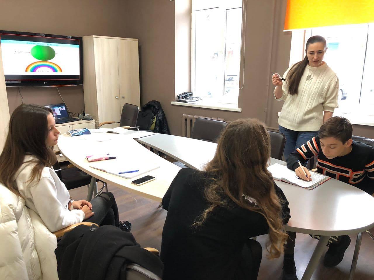 Curso grupal de 70h: Curso anual, presencial, de idioma español "Monopolio". Para niñas y niños, de habla rusa, de 7 grado. Nivel A1, de comunicación verbal. Una clase semanal, de 1:50 horas de duración.