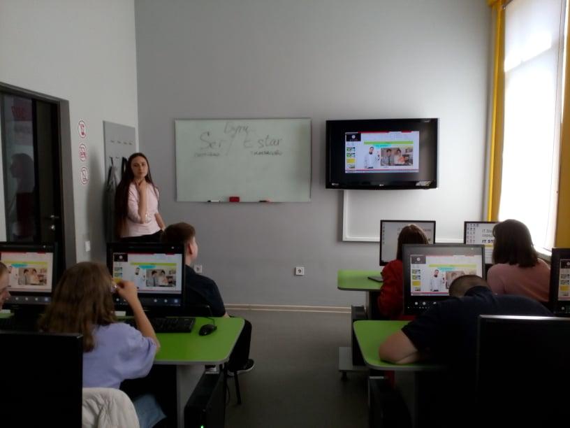 Conviértete en profesor de idioma español, de los cursos grupales, de el nivel B2 para 11 grado, de la escuela de idoma español para niños.