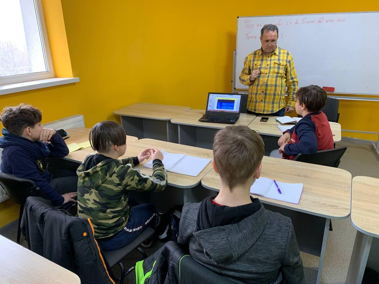 Curso grupal de 70h: Curso anual, presencial, de idioma español "Monopolio". Para niñas y niños, de habla ucraniana, de 6 grado. Nivel A1, de comunicación verbal. Una clase semanal, de 1:50 horas de duración.