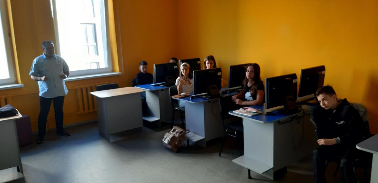 Curso grupal de 70h: Curso anual, presencial, de idioma español "Monopolio". Para niñas y niños, de habla rusa, de 6 grado. Nivel A1, de comunicación verbal. Una clase semanal, de 1:50 horas de duración.