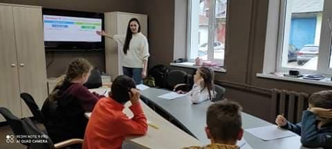 Curso grupal de 140h: Curso anual, presencial, de idioma español "Monopolio". Para niñas y niños, de habla rusa, de 5 grado. Nivel A1, de comunicación verbal. Dos clases semanales, de 1:50 horas de duración.