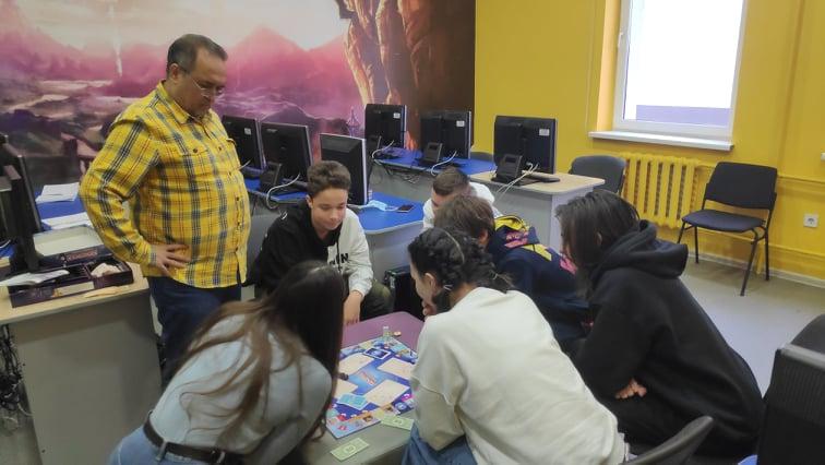 Curso individual de 70h: Curso anual, presencial, de idioma español "Monopolio". Para niñas y niños, de habla ucraniana, de 8 grado. Nivel A1, de comunicación verbal. Una clase semanal, de 1:50 horas de duración.