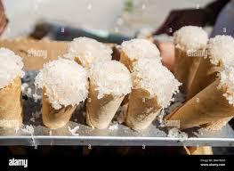 Dulce de coco blanco en barquillo.