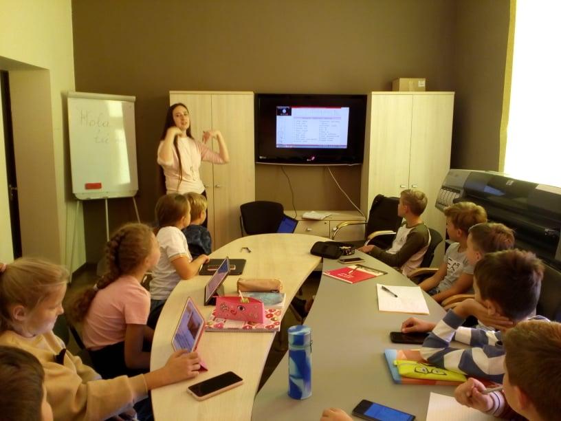 Conviértete en profesor de idioma español, de los cursos grupales, de el nivel A1 para niños de 5 grado, de la escuela de idoma español para niños.