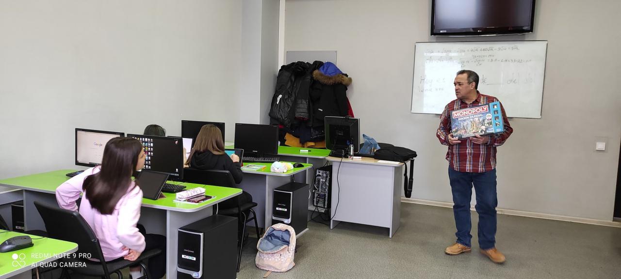 Curso individual de 70h: Curso anual, presencial, de idioma español "Monopolio". Para niñas y niños, de habla rusa, de 8 grado. Nivel A1, de comunicación verbal. Una clase semanal, de 1:50 horas de duración.
