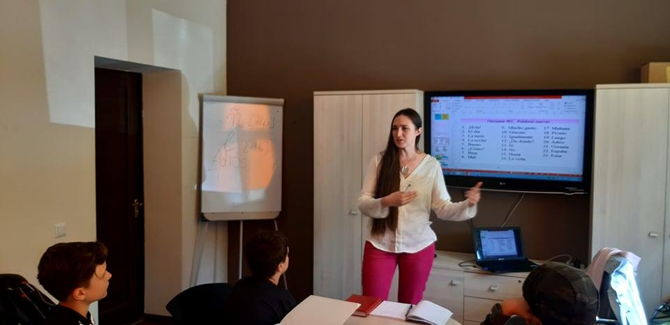 Conviértete en profesor de idioma español, de cursos grupales, de el nivel A1 para niños de 7 grado, de la escuela de idoma español "Olga Tsymbala".