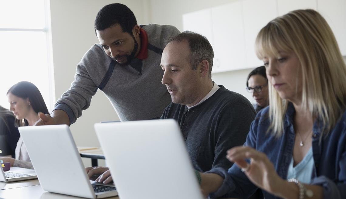 Curso grupal de negocios de 70h: "Panorama general sobre los negocios". Para personas naturales adultas.