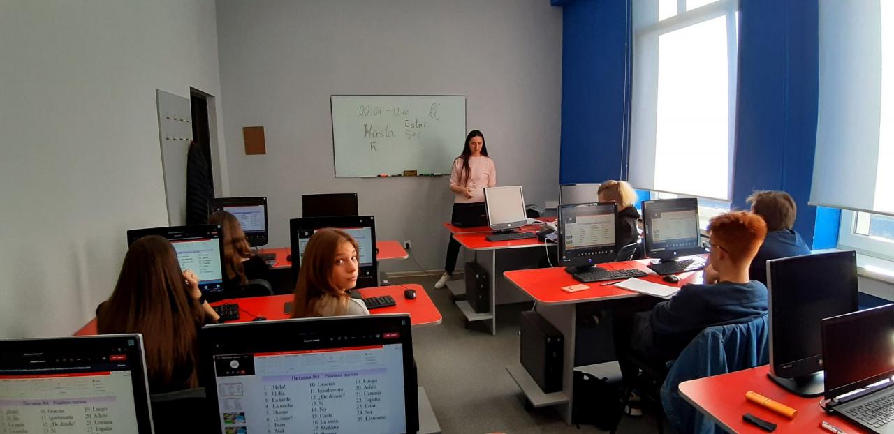 Curso individual de 70h: Curso anual, presencial, de idioma español "Monopolio". Para niñas y niños, de habla ucraniana, de 9 grado. Nivel A1, de comunicación verbal. Una clase semanal, de 1:50 horas de duración.