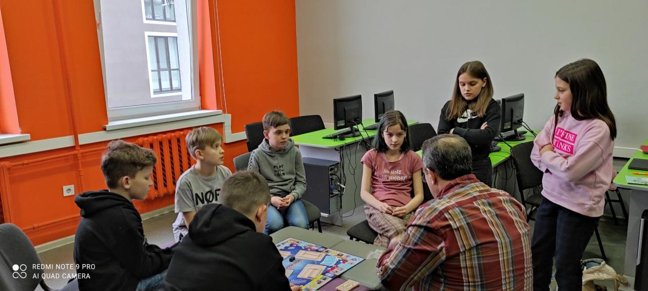 Curso grupal de 70h: Curso anual, presencial, de idioma español "Monopolio". Para niñas y niños, de habla rusa, de 5 grado. Nivel A1, de comunicación verbal. Una clase semanal, de 1:50 horas de duración.