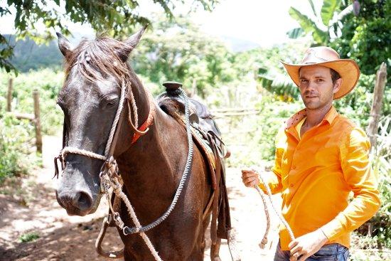 Proposición de sociedad. Necesito 10 jóvenes jinetes, del barrio de La Tirita, Magueyes, Rio Sequito, El Guayabo, o sus alrrededores, para que sirvan en la finca de guias turísticos, con sus caballos.